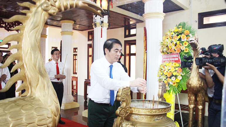 Bí thư Tỉnh ủy Hậu Giang Nghiêm Xuân Thành dâng hương viếng Bác