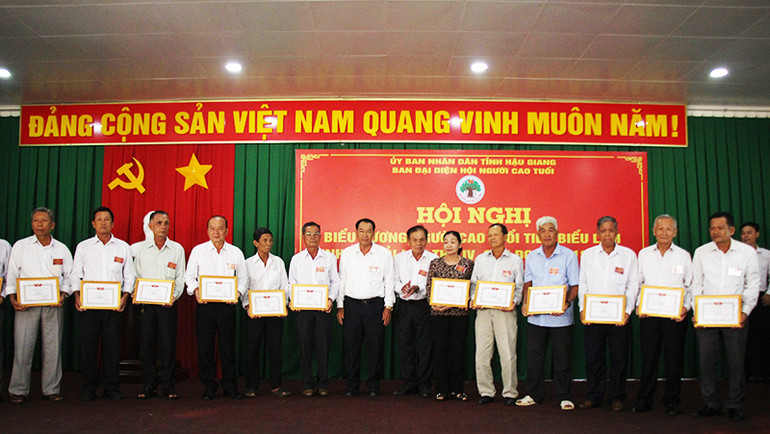Trao giấy chứng nhận cho 40 cá nhân đạt tiêu chuẩn người cao tuổi làm kinh tế giỏi cấp tỉnh, giai đoạn 2018-2023.