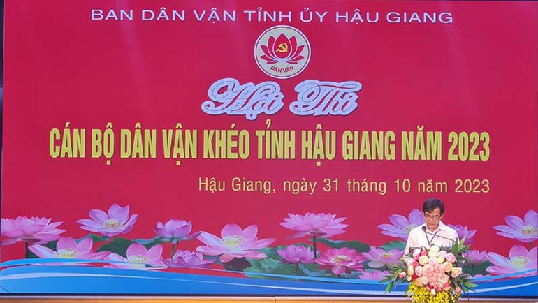 Đồng chí Sầm Hoàng Minh, Trưởng Ban Dân vận Tỉnh ủy Hậu Giang phát biểu khai mạc Hội thi.