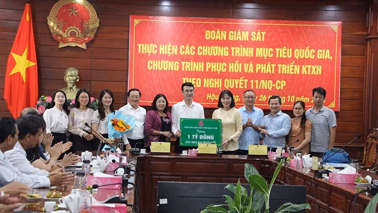 Công đoàn Ngân hàng chính sách xã hội Việt Nam tặng Hậu Giang 1 tỷ đồng xây dựng Nhà đại đoàn kết