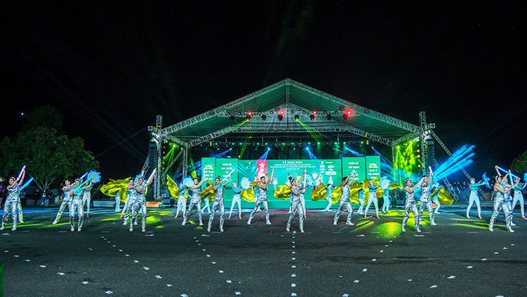 Tiết mục văn nghệ tại buổi lễ.