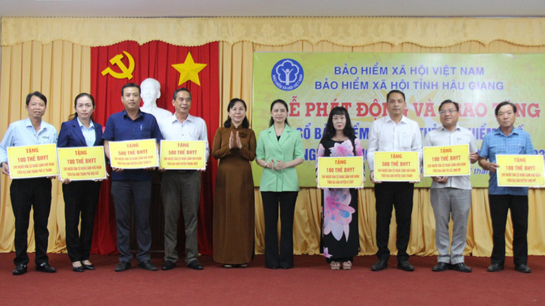 Trao bảng tượng trưng phân bổ thẻ BHYT cho các huyện, thị xã, thành phố trong tỉnh.