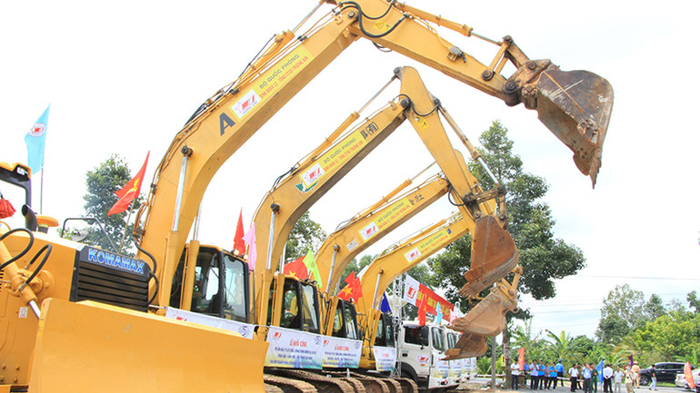 Tập trung thiết bị, xe máy công trình, sẵn sàng thi công dự án.