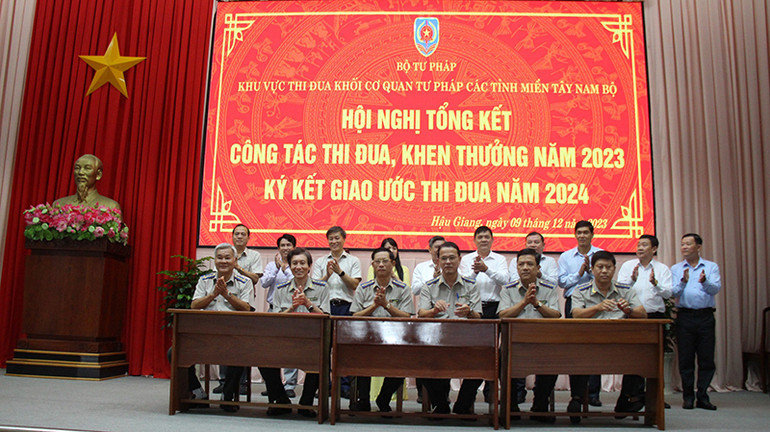 Các đơn vị ký kết giao ước thi đua năm 2024.