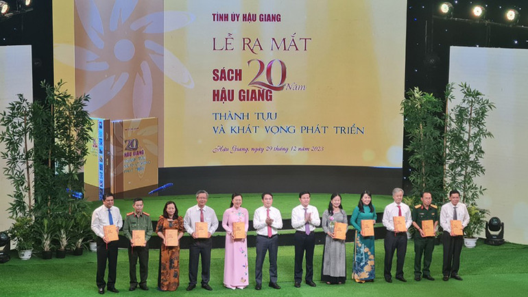 Ra mắt sách “20 năm Hậu Giang - Thành tựu và khát vọng phát triển”.