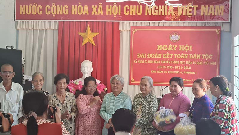 Tặng quà cho hộ khó khăn ở khu vực 4, phường 1, thành phố Vị Thanh.