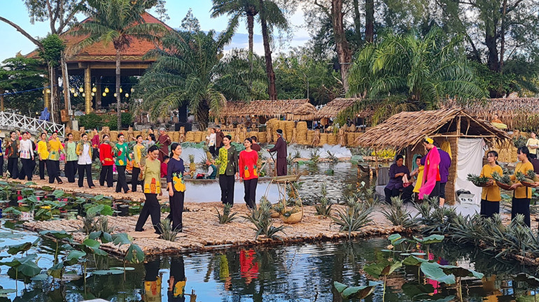 Người mẫu chuyên nghiệp và không chuyên trình diễn với trang phục áo bà ba được dệt và may từ tơ khóm.