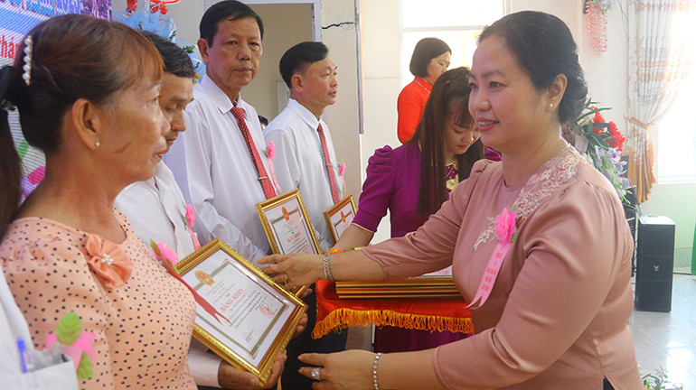 Tặng bằng khen của Ủy ban nhân dân tỉnh Hậu Giang cho các cá nhân.