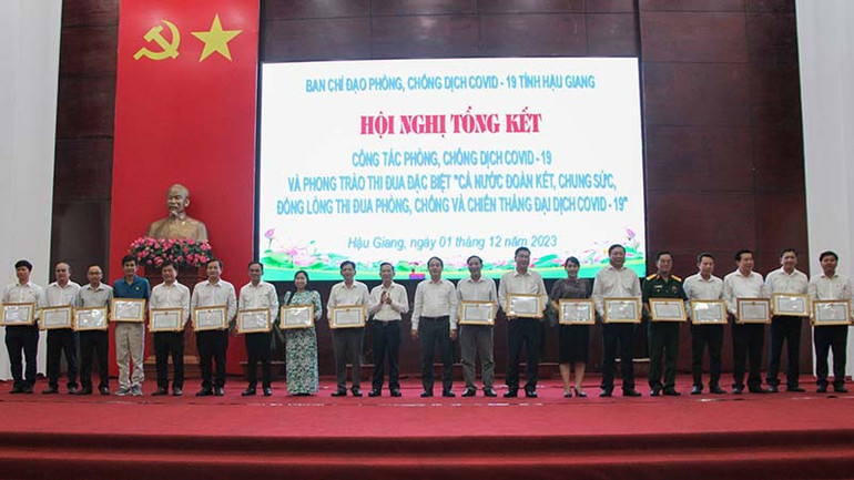 Tặng Bằng khen cho cho các tập thể. Tặng Bằng khen cho cho các tập thể.