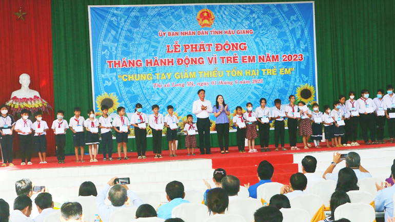 Tặng quà cho trẻ em có hoàn cảnh khó khăn.