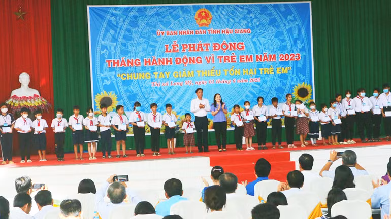 Tặng quà cho trẻ em có hoàn cảnh khó khăn.