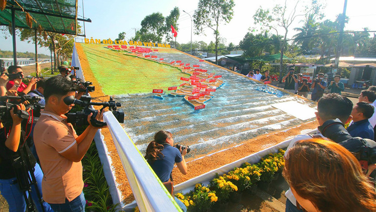 Mô hình Bản đồ Việt Nam ghép từ các giống lúa đặc sản của các tỉnh, thành phố.