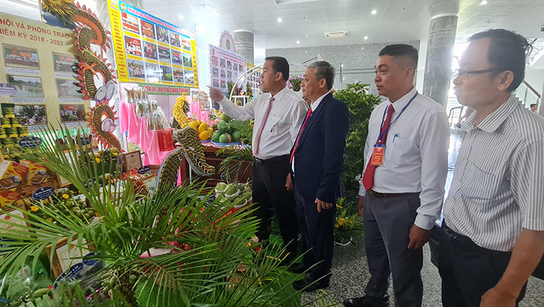 Các đại biểu tham quan trưng bày sản phẩm OCOP của nông dân.