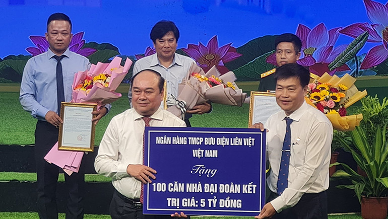 Các mạnh thường quân tặng nhà "Đại đoàn kết" cho tỉnh Hậu Giang. Các mạnh thường quân tặng nhà "Đại đoàn kết" cho tỉnh Hậu Giang.