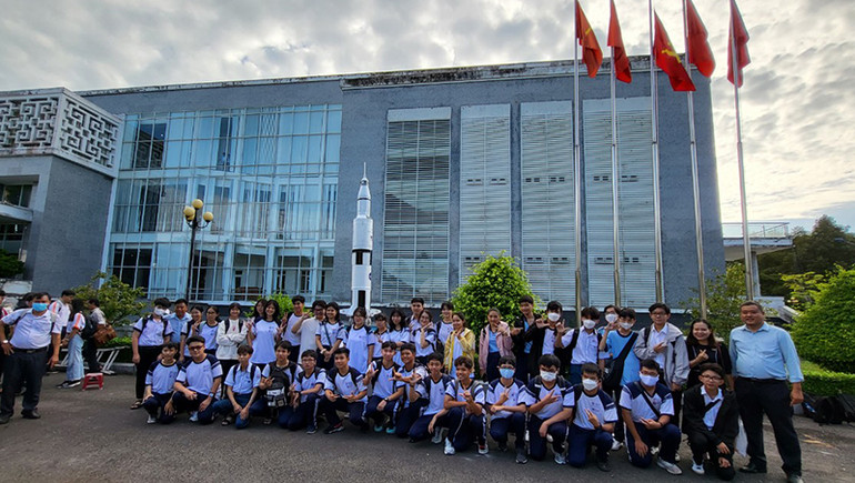 Các em học sinh, sinh viên có dịp trải nghiệm trong Tuần lễ NASA Việt Nam.