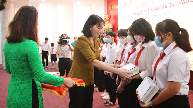 Bà Hồ Thu Ánh, Phó Chủ tịch Ủy ban nhân dân tỉnh Hậu Giang trao quà cho các em.