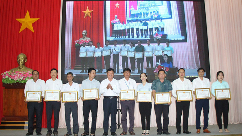 Đại diện lãnh đạo tỉnh tặng Bằng khen cho các cá nhân có thành tích xuất sắc trong phong trào thi đua “Người dân Hậu Giang tham gia chuyển đổi số, phát triển kinh tế số, xã hội số” năm 2022.