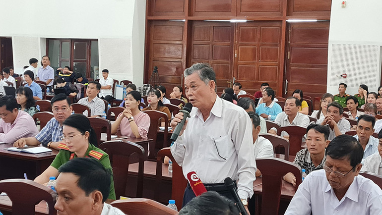 Cử tri đóng góp ý kiến.