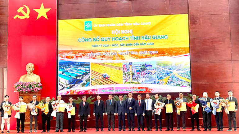 Tỉnh Hậu Giang trao Quyết định cho thuê đất; Giấy chứng nhận đăng ký đầu tư; biên bản ghi nhớ; Giấy chứng nhận đăng ký doanh nghiệp cho các nhà đầu tư. Tỉnh Hậu Giang trao Quyết định cho thuê đất; Giấy chứng nhận đăng ký đầu tư; biên bản ghi nhớ; Giấy chứng nhận đăng ký doanh nghiệp cho các nhà đầu tư.