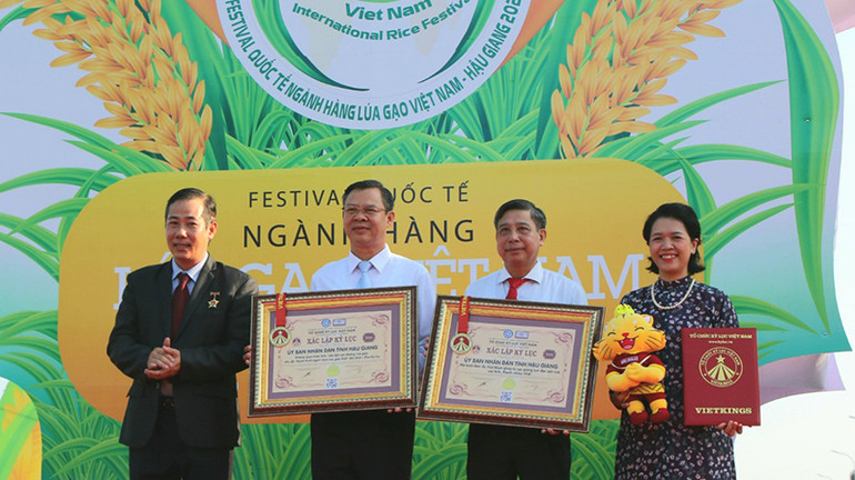 Đại diện lãnh đạo tỉnh Hậu Giang đón nhận 2 xác lập kỷ lục của Tổ chức Kỷ lục Việt Nam – VietKing