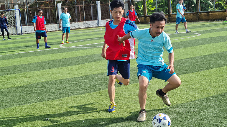 Các đội thi đấu môn bóng đá mini nam.