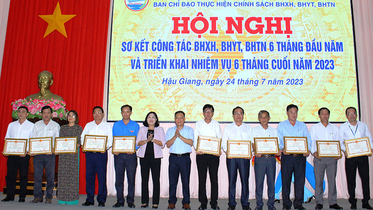 Tặng Bằng khen của Tổng Giám đốc Bảo hiểm xã hội Việt Nam cho các tập thể