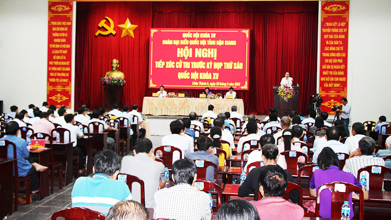 Quang cảnh buổi tiếp xúc cử tri tại huyện Châu Thành A.