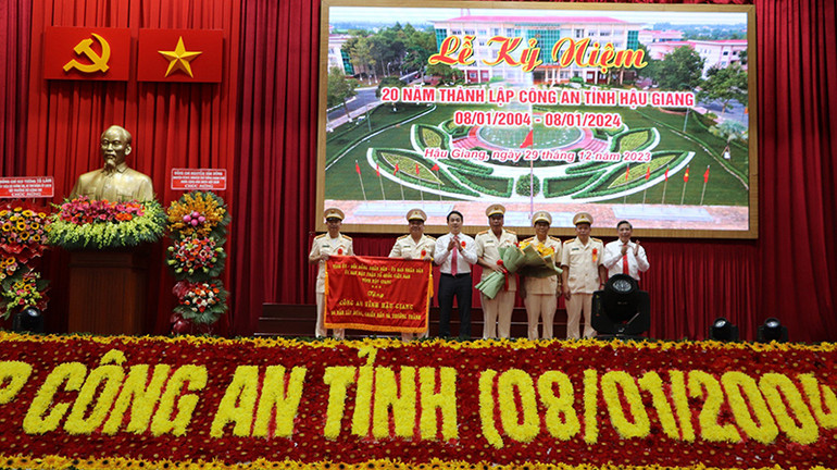 Bí thư Tỉnh ủy Hậu Giang, Nghiêm Xuân Thành tặng Bức trướng cho Công an tỉnh Hậu Giang