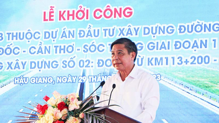 Chủ tịch Ủy ban nhân dân tỉnh Hậu Giang Đồng Văn Thanh phát biểu tại buổi lễ.