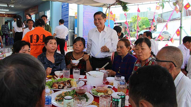 Chủ tịch UBND tỉnh Hậu Giang Đồng Văn Thanh dùng bữa cơm đoàn kết với bà con.