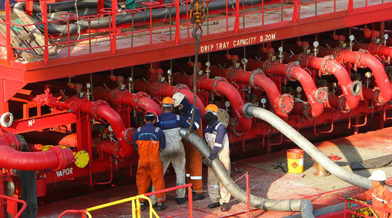 Công nhân trên tàu đang làm việc.