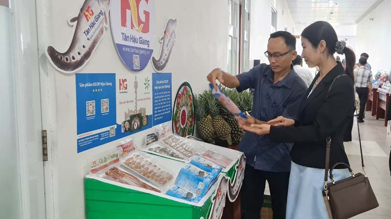 Nhiều sản phẩm OCOP được trưng bày bên ngoài hội nghị.