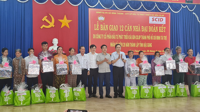 Trao tặng 12 căn nhà Đại đoàn kết cho hộ nghèo ở xã Bình Thành, huyện Phụng Hiệp (Hậu Giang).