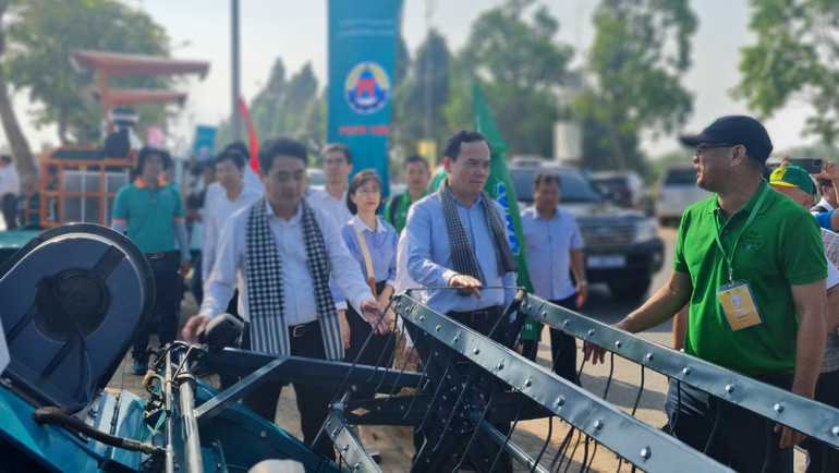 Phó Thủ tướng Chính phủ Trần Lưu Quang tham quan triển lãm máy móc thiết bị phục vụ sản xuất nông nghiệp.