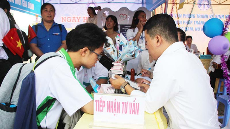 Tư vấn phòng tránh vô sinh hiếm muộn, biện pháp tránh thai hiện đại và vận động nam nữ kết hôn trước 30 tuổi