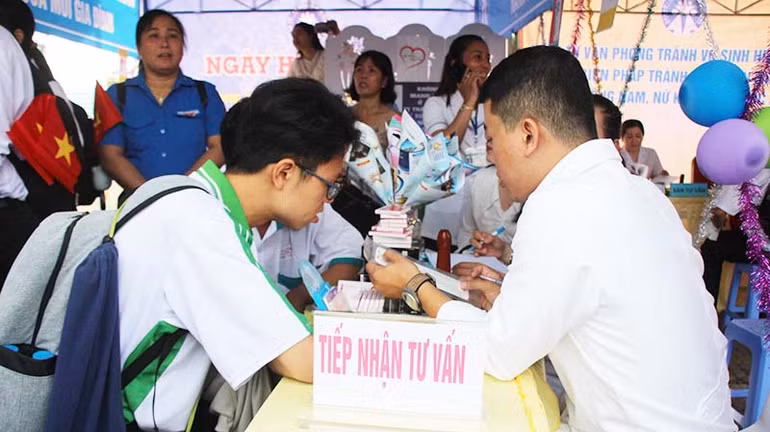 Tư vấn phòng tránh vô sinh hiếm muộn, biện pháp tránh thai hiện đại và vận động nam nữ kết hôn trước 30 tuổi