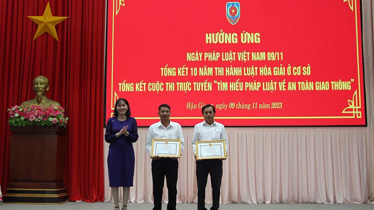 Bà Hồ Thu Ánh, Phó Chủ tịch Ủy ban nhân dân tỉnh Hậu Giang trao Bằng khen cho cá nhân và tập thể đoạt giải Nhất cuộc thi trực tuyến tìm hiểu pháp luật về an toàn giao thông năm 2023.