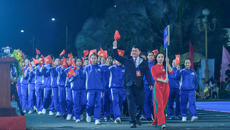 Đoàn vận động viên tham gia Đại hội Thể thao đồng bằng sông Cửu Long lần thứ IX diễu hành qua lễ đài.