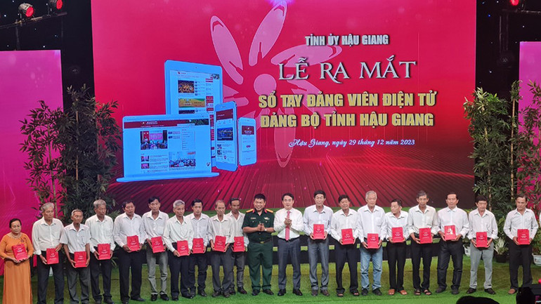 Tặng điện thoại thông minh cho đảng viên có hoàn cảnh khó khăn.