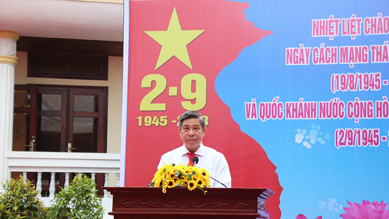 Chủ tịch Ủy ban nhân dân tỉnh Hậu Giang Đồng Văn Thanh báo công lên Bác