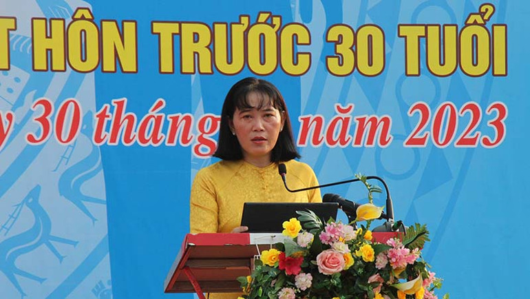 Bà Hồ Thu Ánh, Phó Chủ tịch Uỷ ban nhân dân tỉnh Hậu Giang biểu tại buổi lễ