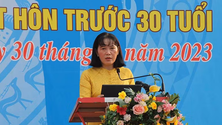 Bà Hồ Thu Ánh, Phó Chủ tịch Uỷ ban nhân dân tỉnh Hậu Giang biểu tại buổi lễ