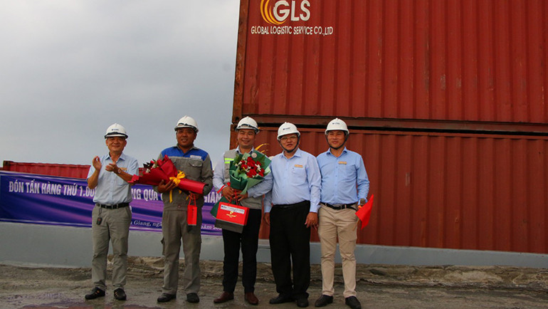 Lãnh đạo VIMC Hậu Giang tặng hoa chúc mừng đội cơ giới xếp dỡ. Lãnh đạo VIMC Hậu Giang tặng hoa chúc mừng đội cơ giới xếp dỡ.