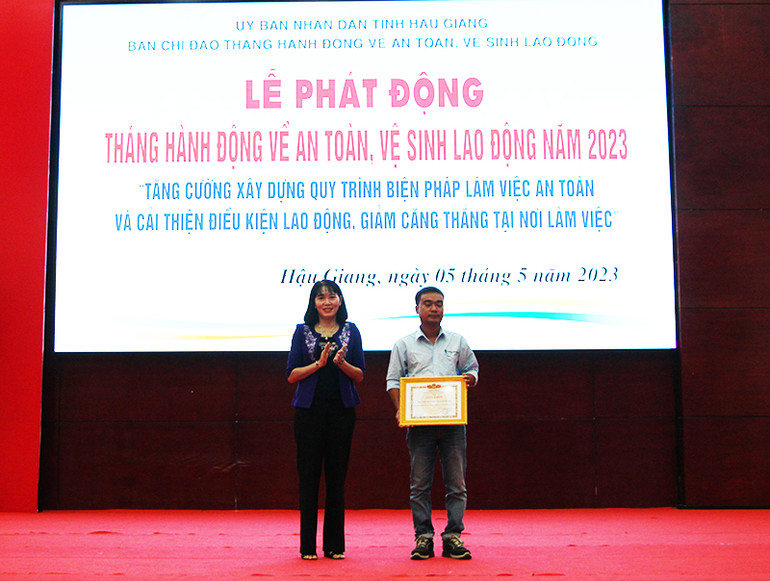 Cục An toàn lao động (Bộ Lao động - Thương binh và Xã hội) tặng giấy khen cho 1 tập thể có thành tích xuất sắc trong công tác an toàn, vệ sinh lao động năm 2022.