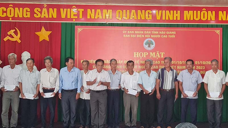 Tặng quà cho người cao tuổi.