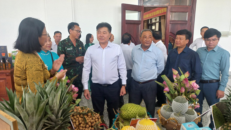 Ông Lê Quốc Thanh, Giám đốc Trung tâm Khuyến nông quốc gia (áo trắng) tham quan khu trưng bày sản phẩm OCOP và sản phẩm đặc trưng của tỉnh Hậu Giang.