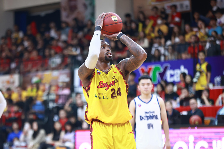 Kentrell Barkley ném phạt.