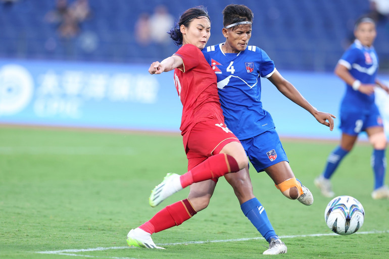 Hàng phòng ngự của đội tuyển nữ Nepal thi đấu tập trung. (Ảnh: VOV)