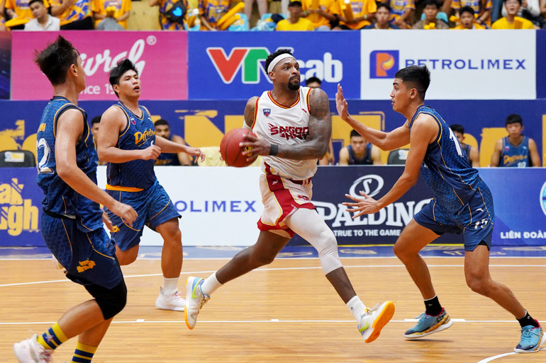 Kentrell Barkley đột phá giữa vòng vây Nha Trang Dolphins.