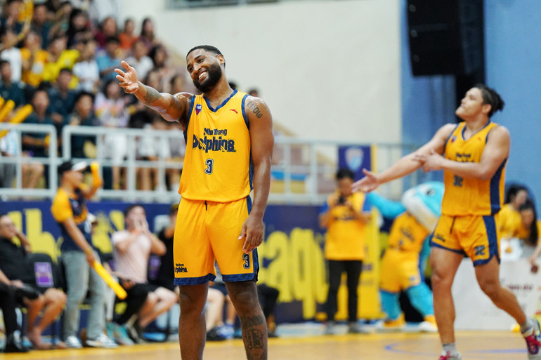 Madarious Gibbs ăn mừng pha ba điểm.